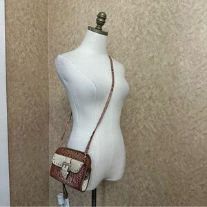 Elegant Two-Tone Crossbody Bag